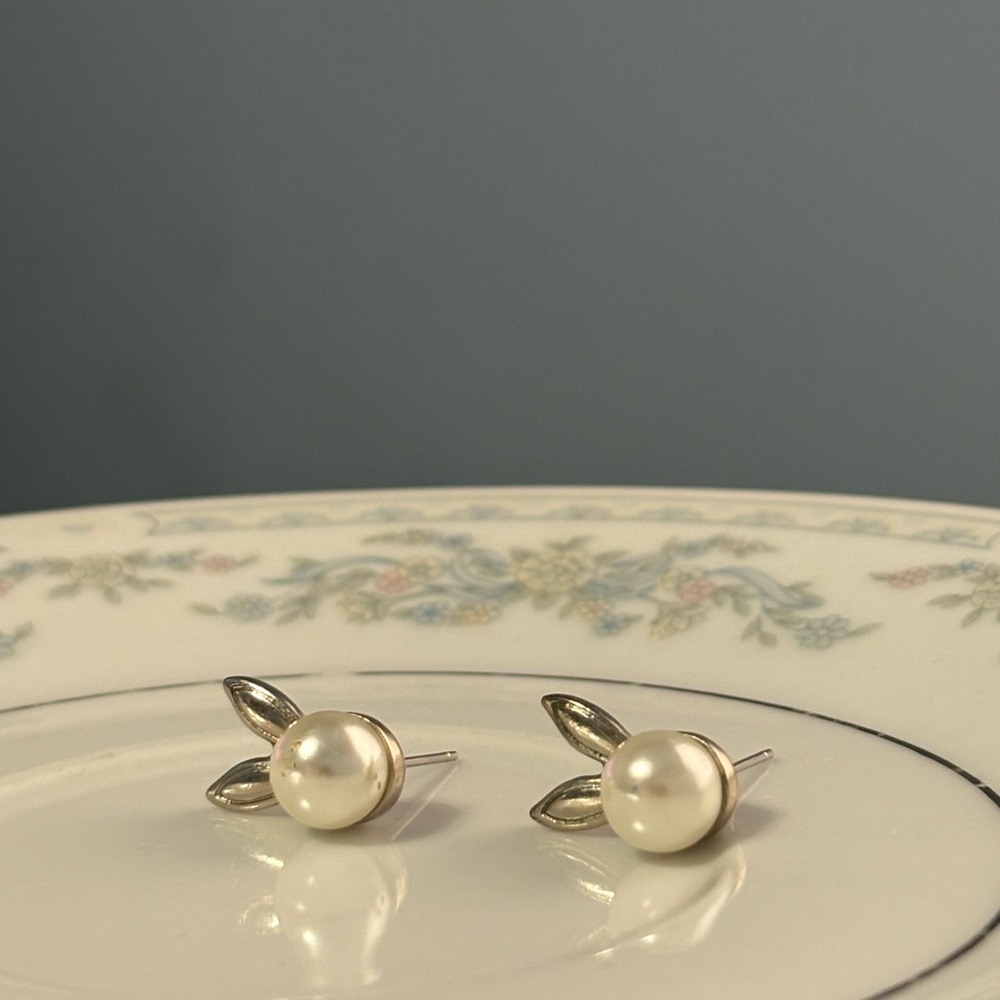 Ariana Grande Pearl Bunny Earrings 🤑 FREE with Bundle🤑 - Picture 2 of 2